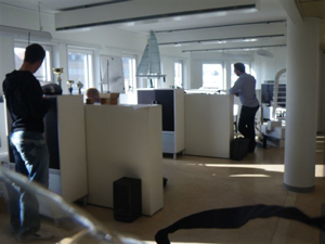様々なヨット模型のある事務所の一室