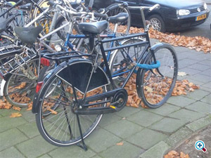 ブレ−キのない自転車（逆回転でブレ−キが掛かります。）